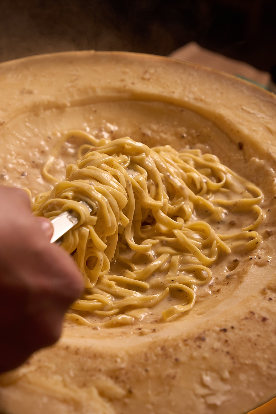 Tagliolini mantecati nella forma di Parmigiano
